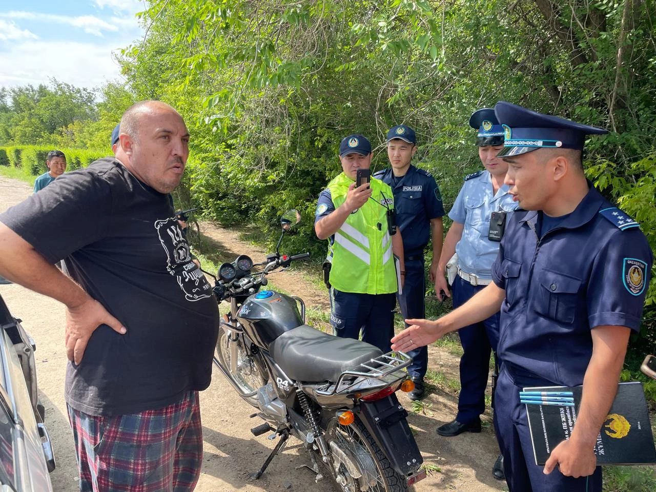 В Уральске полицейские остановили подростка на мотоцикле без прав: его отец устроил скандал